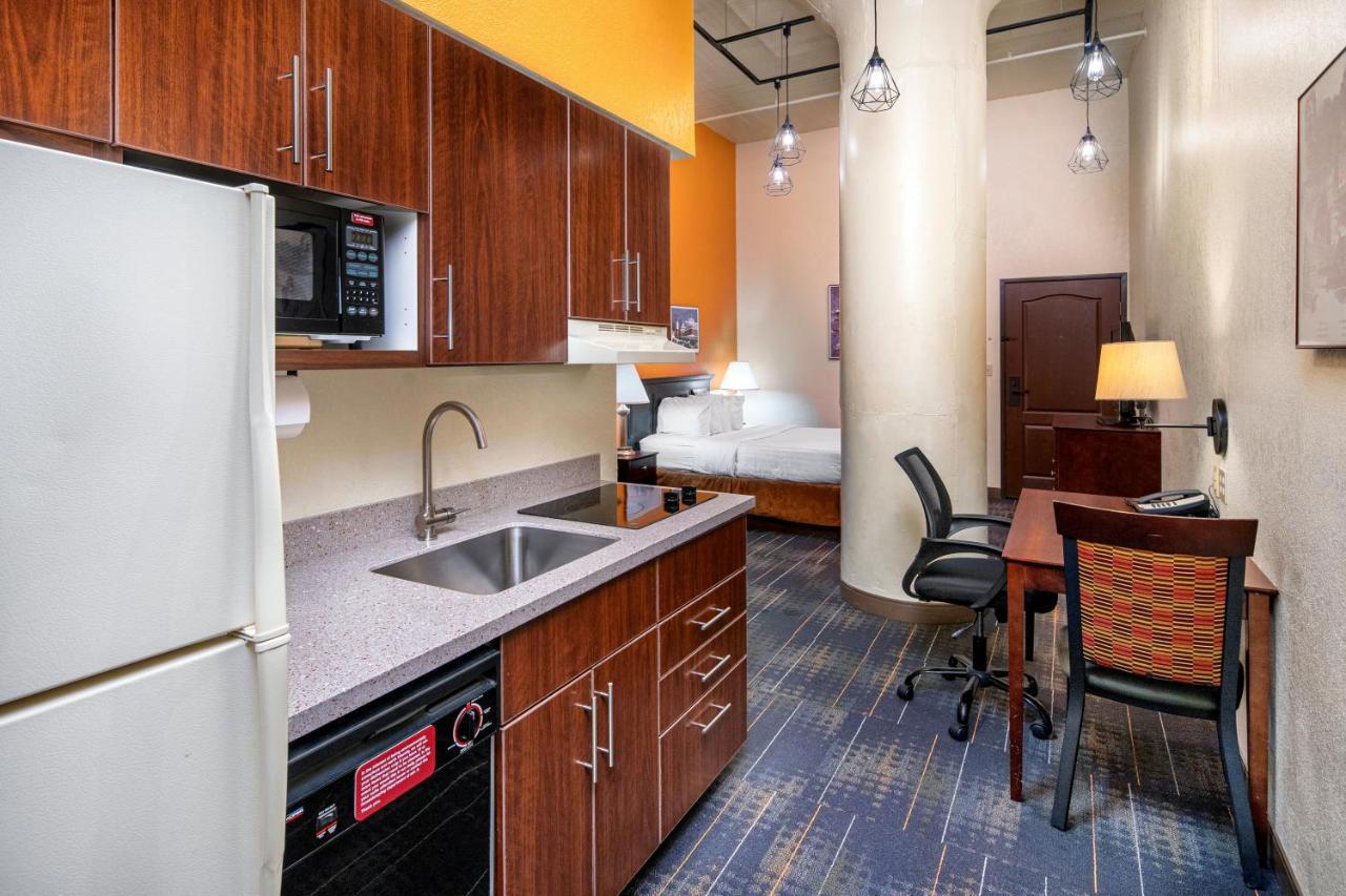 The Suites Hotel At Waterfront Plaza 덜루스 외부 사진